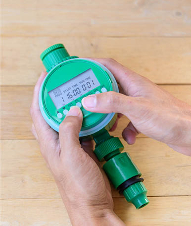 Existem vários tipos de programadores de rega que podem ser essenciais para cuidar do seu espaço verde. É possível programar a frequência e duração do sistema, sendo estes uma boa opção para jardins de condomínio.